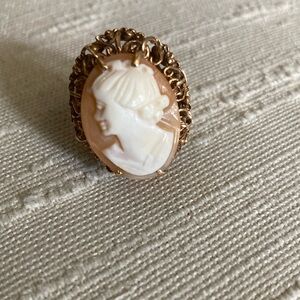VINTAGE Gold and Cream Cameo Ring